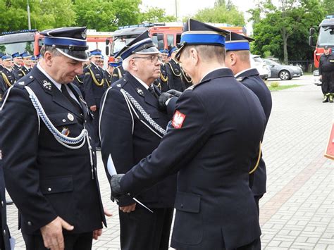 Uroczystości pogrzebowe zasłużonego strażaka OSP Lubień z pocztami sztandarowymi