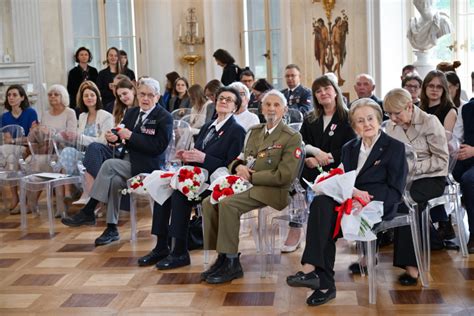 Goście honorowi i uczestnicy uroczystości ślubowania MDP w Łosiu