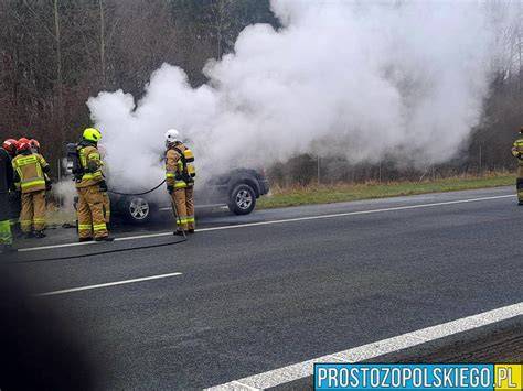 Zdjęcie płonącego samochodu osobowego na autostradzie A4