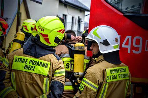 Zdjęcie przedstawiające wspólne ćwiczenia lub uroczystość jednostek OSP z województwa łódzkiego