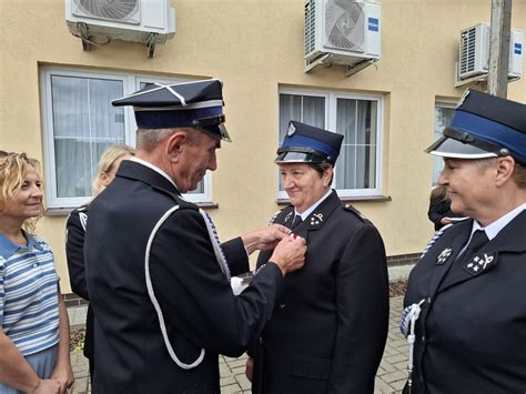 Grupa strażaków z OSP Pielgrzymowice w historycznych strojach podczas jubileuszu 120-lecia