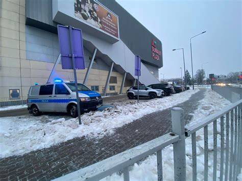 Pożar samochodu osobowego na parkingu podziemnym w galerii handlowej