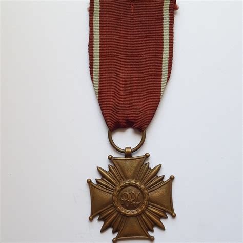 Wizerunek Krzyża Zasługi (Złoty, Srebrny, Brązowy)