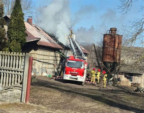 zdjęcie płonącej chlewni, pożar budynku inwentarskiego