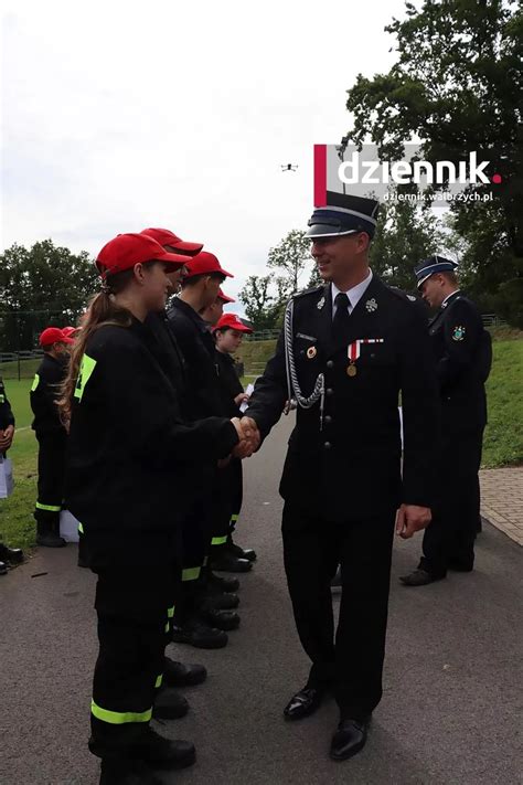 Zestaw baretek strażackich na czarnym suknie
