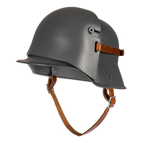 Niemiecki hełm Stahlhelm M1935 (fotografia z widocznymi uproszczonymi otworami wentylacyjnymi i nowym kształtem dzwonu)