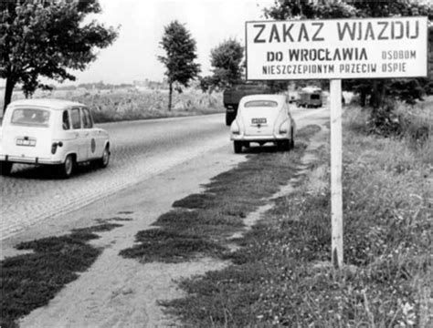 czarno-białe zdjęcie z archiwum, przedstawiające kordon sanitarny wokół Wrocławia w 1963 roku