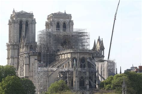 Zniszczenia dachu i iglicy katedry Notre-Dame po pożarze