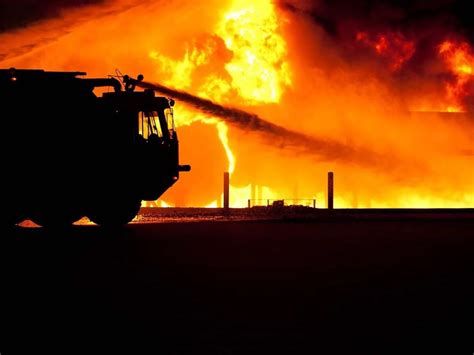 zdjęcie dymu unoszącego się nad halą produkcyjną