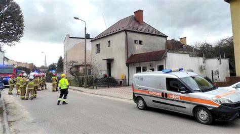 Służby ratunkowe przed kamienicą przy ulicy Chojnowskiej 153 w Legnicy