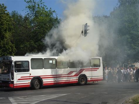 Płonący autobus w centrum Rzymu, niedaleko historycznych zabytków