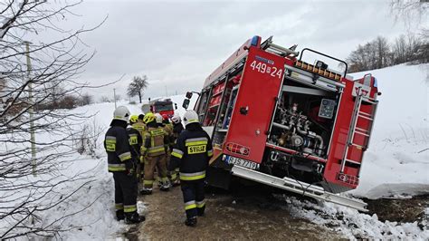Wóz strażacki 4x4 w akcji na trudnym terenie