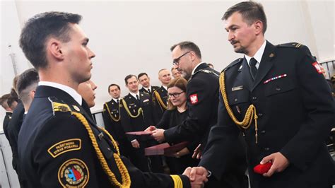 Infografika przedstawiająca strukturę studiów i specjalizacje w Akademii Pożarniczej