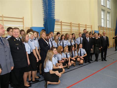 Uczniowie klas mundurowych II LO w Kartuzach podczas uroczystego ślubowania.