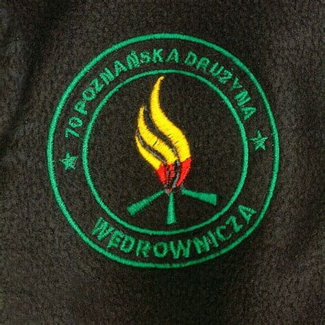 Wizualizacja opcji haftu na polarze strażackim (logo, napis, flaga)