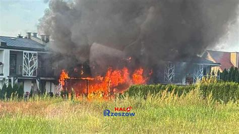 Zdjęcie płonących szeregówek na osiedlu Biała w Rzeszowie