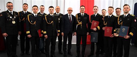 Zdjęcie grupowe władz Akademii Pożarniczej i absolwentów podczas uroczystości