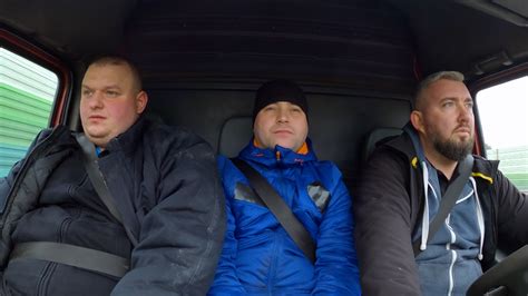 zdjęcie dymiącego złomowiska