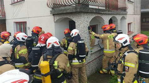 Młodzi ludzie uczestniczący w zajęciach z pierwszej pomocy lub gaszenia pożarów, symbolizujący OTWP.