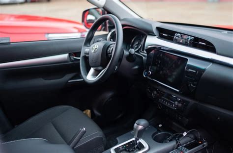 Wnętrze Toyoty Hilux straży pożarnej z radiostacją i wyposażeniem