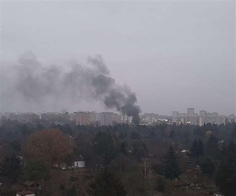 zdjęcie kłębowiska czarnego dymu unoszącego się nad miastem z powodu pożaru wysypiska