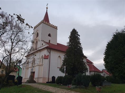 Wizualizacja zniszczonego dachu i wież kościoła w Rogowie po pożarze, z dymem unoszącym się nad zgliszczami