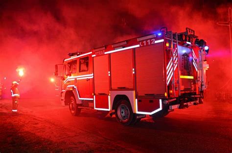 Zrzut ekranu z gry przeglądarkowej przedstawiający wóz strażacki w akcji