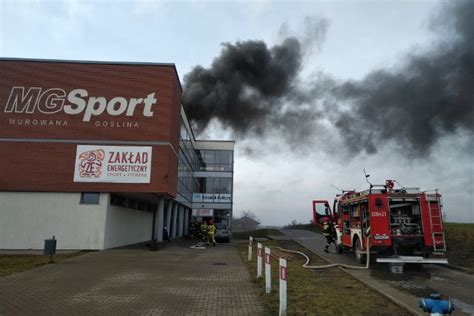 Zdjęcie płonącego dachu hali sportowej w Murowanej Goślinie