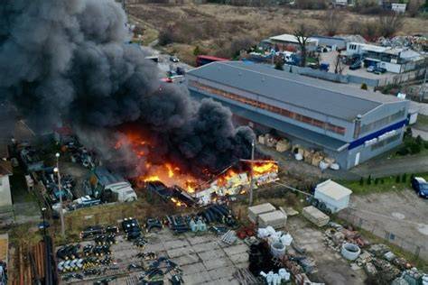 Pożar magazynu z chemią przemysłową i gospodarczą w Rogalinie (gmina Horodło)