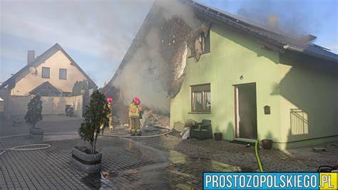 Spalone resztki domu jednorodzinnego w Rogalinku po pożarze