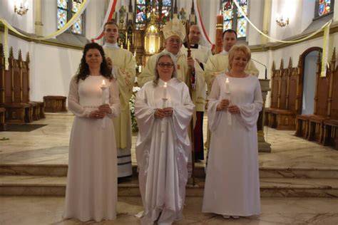 Uroczystość konsekracji dziewic w kościele.