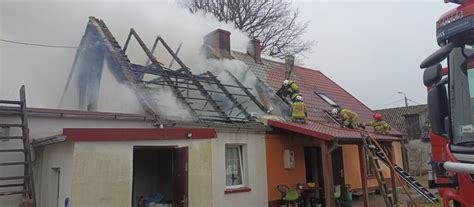 zdjęcie domu jednorodzinnego w Raszowej po pożarze dachu spowodowanym uderzeniem pioruna