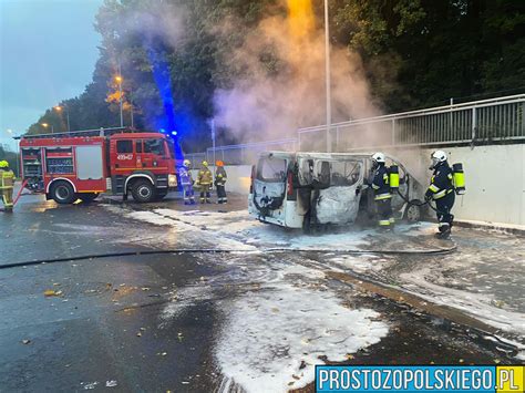 zdjęcie zalanej drogi na MOP Góra Świętej Anny, strażacy wypompowujący wodę
