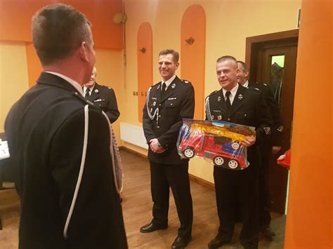 Zdjęcie młodej drużyny pożarniczej OSP Rzeczenica podczas zawodów