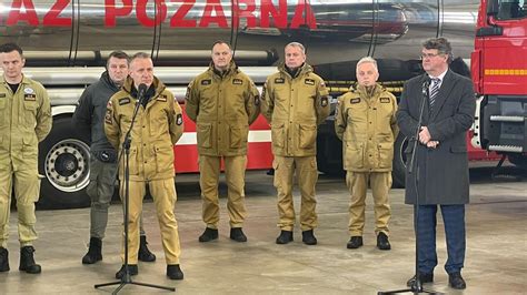 Zrzut ekranu z gry Emergency 4 przedstawiający akcję ratunkową straży pożarnej