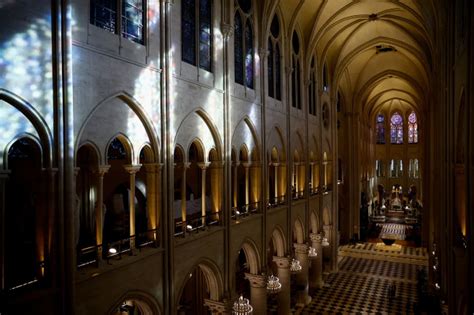 Wnętrze katedry Notre Dame przed i po pożarze