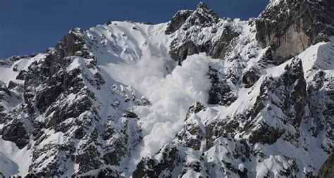 zdjęcie lawiny śnieżnej schodzącej ze stromego stoku górskiego