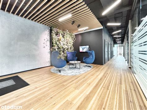 Zdjęcie przedstawiające wyposażenie przeciwpożarowe w nowoczesnym biurowcu