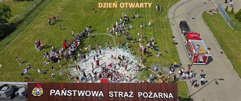 Tematyczne zdjęcie dziecka w kasku strażackim