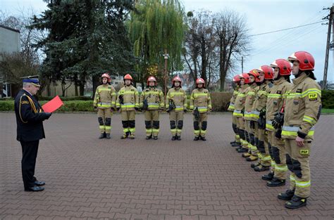 Zdjęcie przedstawiające drużynę strażacką w pełnym rynsztunku podczas ćwiczeń