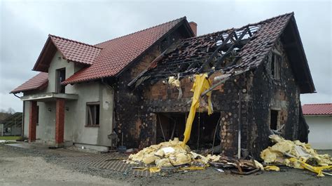 Zdjęcie spalonego domu w Kocinie po pożarze, gmina Sośnie