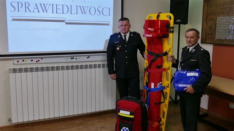Instruktor OSP demonstrujący sprzęt ratowniczy, symbolizujący praktyczne aspekty szkolenia