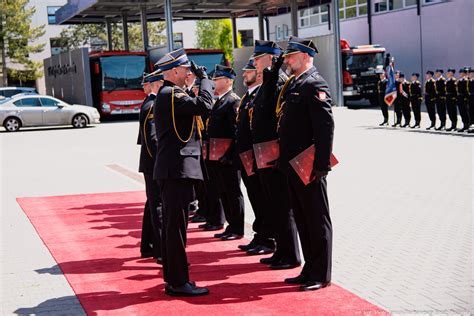 Fotografia: Funkcjonariusze Państwowej Straży Pożarnej w mundurach galowych