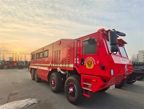Infographic showing the technical specifications of Felix 8x8 fire truck