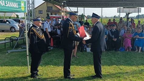 zdjęcie z uroczystego przemarszu podczas obchodów 100-lecia OSP Witów