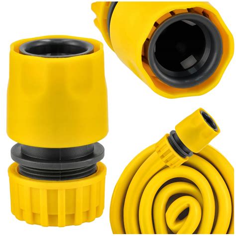 zdjęcie pokazujące proces podłączania węża ogrodowego do hydrantu przy użyciu adaptera