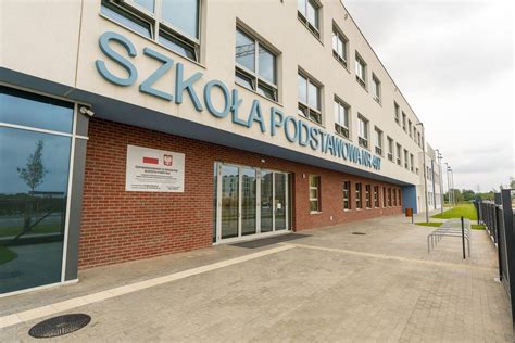 Zdjęcie historyczne przedstawiające dużą ilość skrzyń z motopompami na dziedzińcu szkoły pożarniczej w Warszawie w 1948 roku.