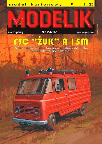Zdjęcie czarno-białe przedstawiające przedwojenny polski samochód pożarniczy.