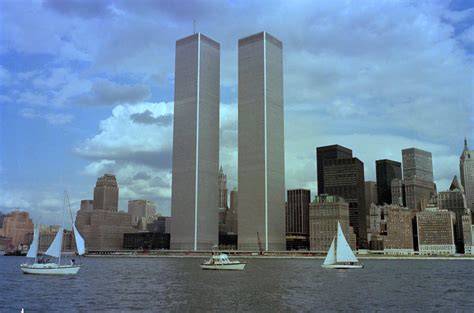 Zdjęcie przedstawiające ludzi uwięzionych na najwyższych piętrach jednej z wież World Trade Center