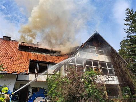 fotografia zgliszcz dawnego ośrodka rekolekcyjnego po pożarze